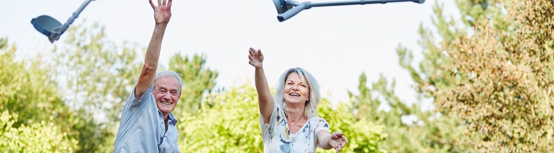 Senioren-Prächen schmeißt Krücken in die Luft und freuen sich
