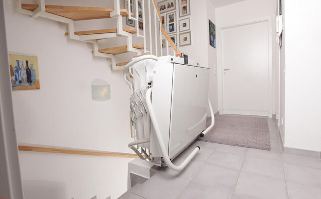 Zusammengeklappter Plattformlift an Wendeltreppe