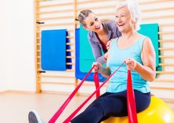 Sport für Senioren in der Turnhalle