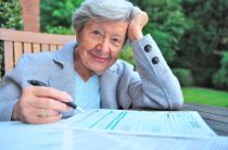 Seniorin setzt Treppenlift von Steuer ab