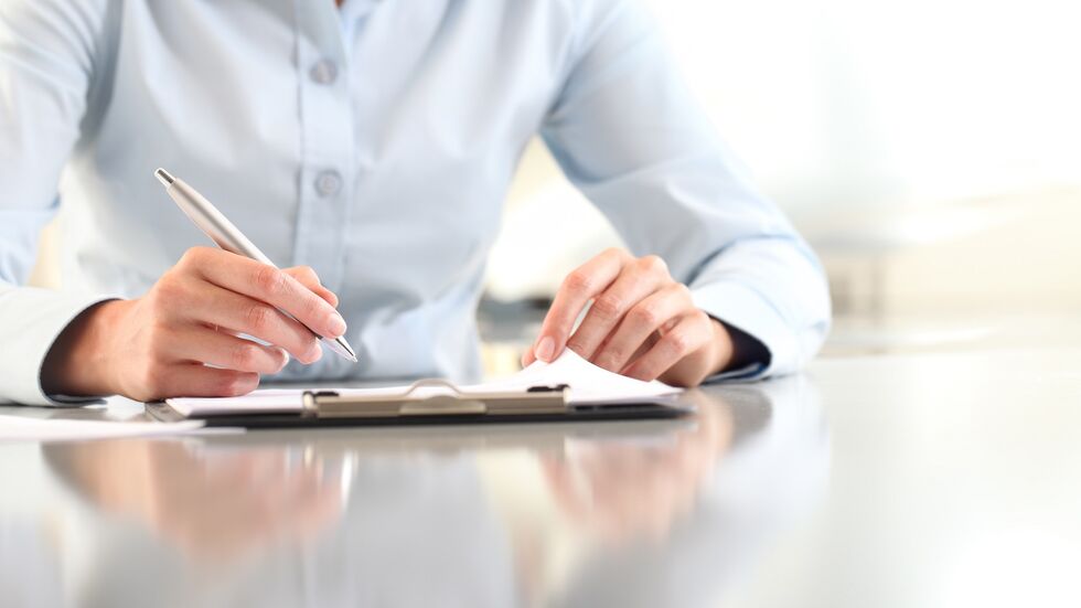 Frau hakt Checkliste ab