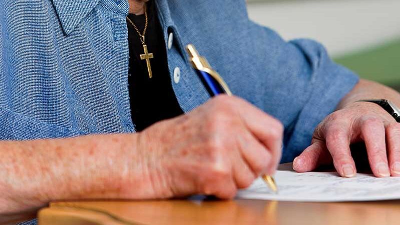 Steuerunterlagen Alter Mann mit Steuerunterlagen