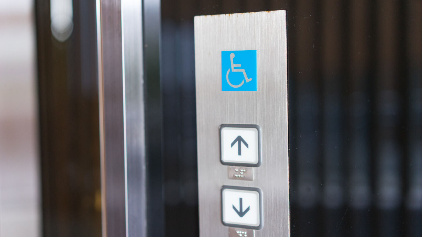 Bedienelemente vom Stehlift im Inneren