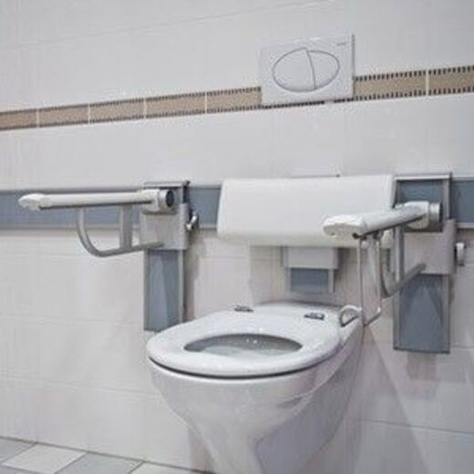Barrierefreie Toilette mit Haltegriffen