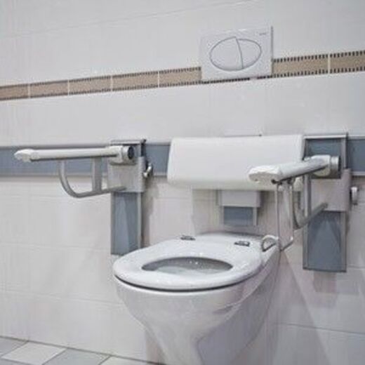 Barrierefreie Toilette mit Haltegriffen