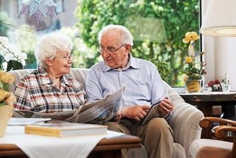 Sofa und Couchtisch im barrierefreien Wohnzimmer