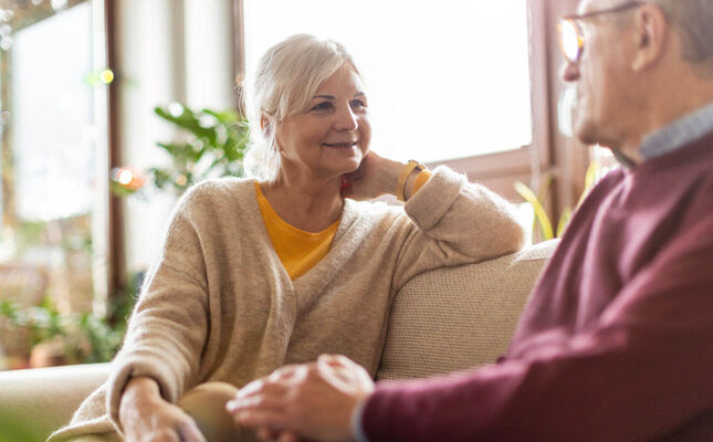 Ehepaar sitzt auf der Couch und unterhält sich über gemeinsamen Nachlass. © pikselstock - adobe.stock.com