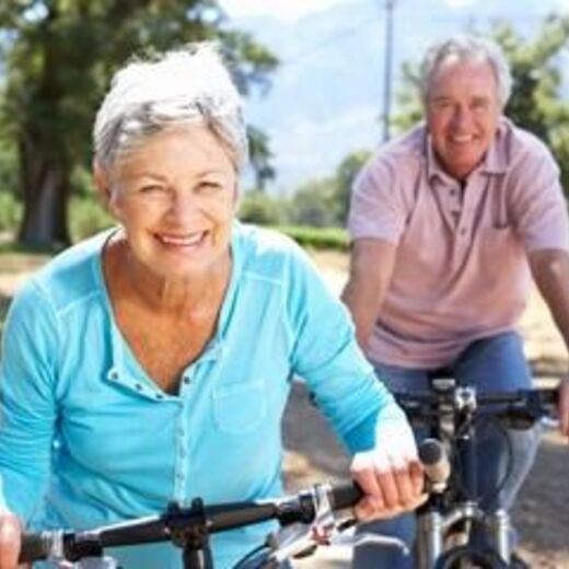 Seniorenpaar fährt gemeinsam Fahrrad