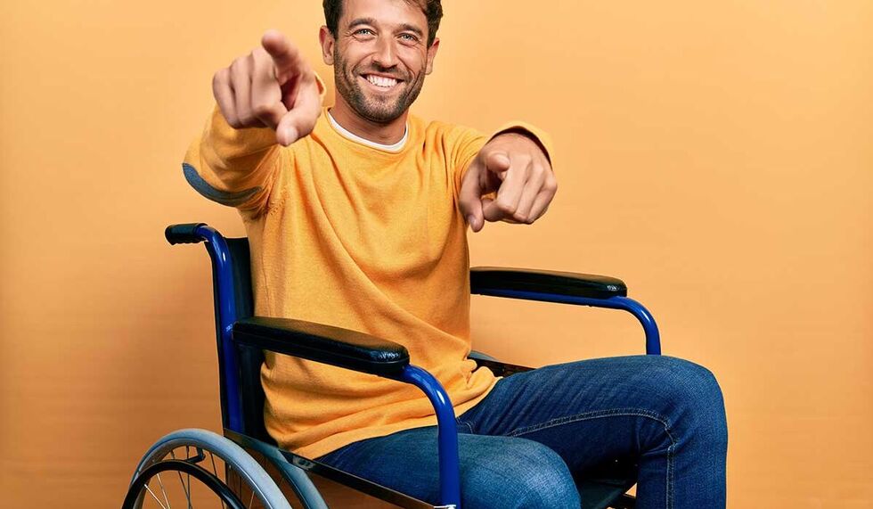 Gemeinsam ins Rollen bringen Ansammlung von Menschen mit einem Banner