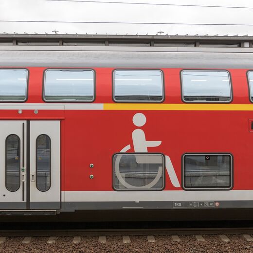Deutscher Doppeldecker-Zug mit dem Zeichen eines Rollstuhlfahrers