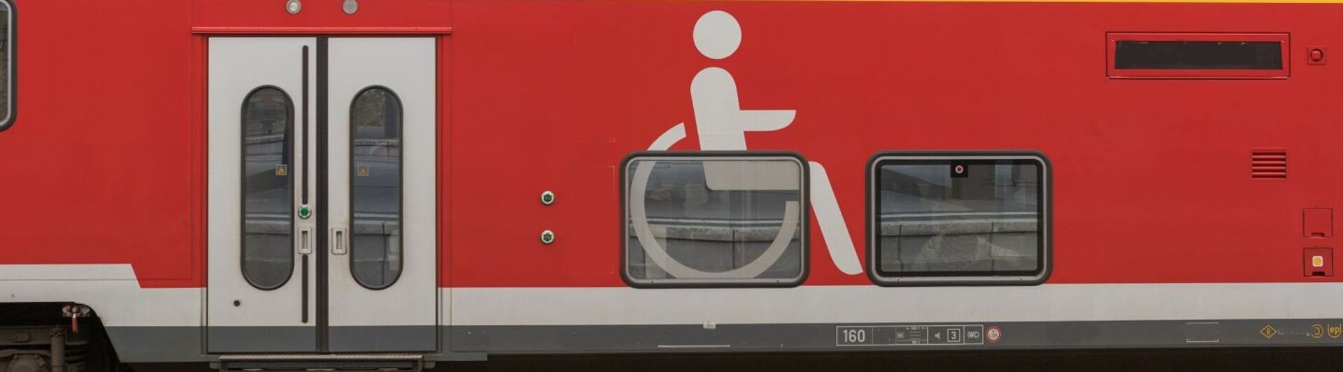 Deutscher Doppeldecker-Zug mit dem Zeichen eines Rollstuhlfahrers