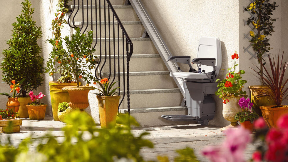 Sitzlift im Außenbereich eines Hauses. 