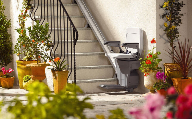 Sitzlift im Außenbereich eines Hauses. 