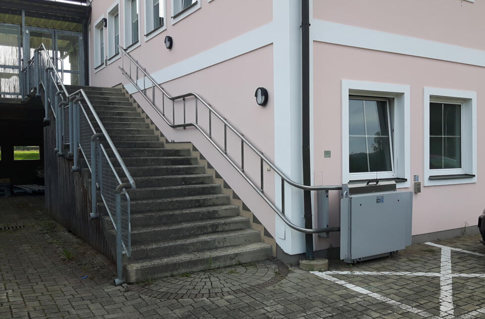Rollstuhllift an einem öffentlichen Gebäude