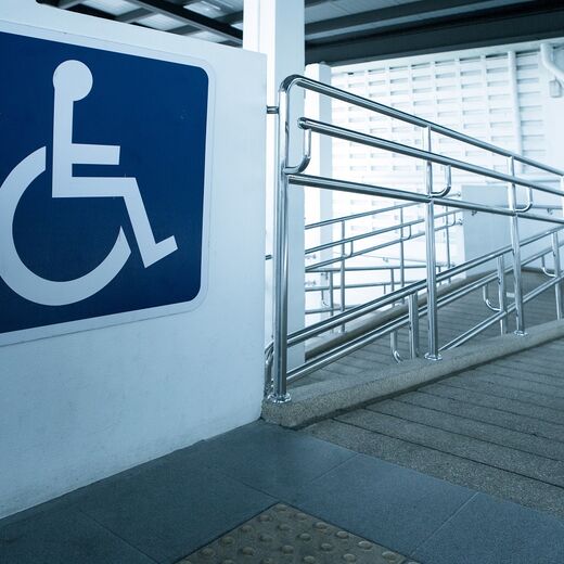 Rollstuhl Auffahrt mit Geländer und Behinderten Piktogramm