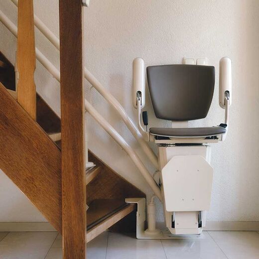 Sitzlift am Ende einer hohen, weißen Treppe