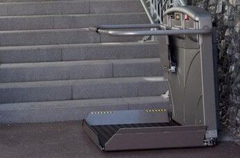Plattformlift an einer geraden Treppe