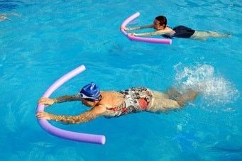 Seniorenschwimmen mit Unterstützung von Hilfsmitteln Seniorenschwimmen mit Hilfsmitteln