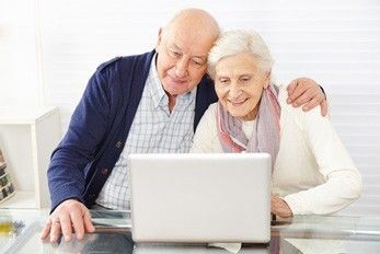 Altes Ehepaar googelt am Laptop