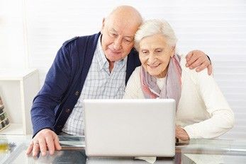 Den richtigen Treppenlift-Anbieter finden Altes Ehepaar googelt am Laptop