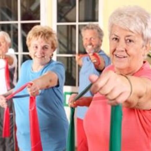 Seniorengruppe mach Gymnastik mit Bändern