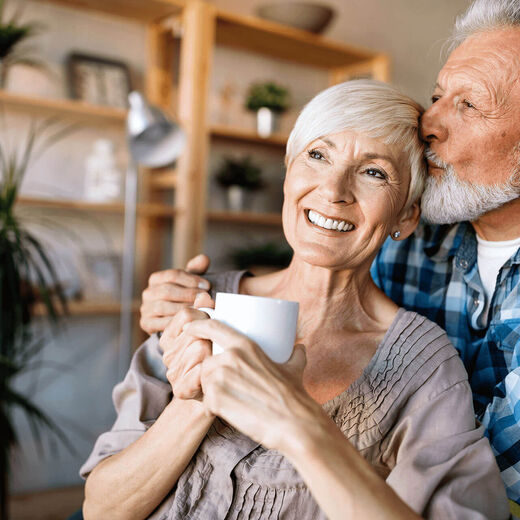 Treppenlift-Ratgeber: Glückliches Seniorenpaar hält sich im Arm