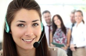 Den richtigen Anbieter finden Frau mit Headset lächelt in die Kamera