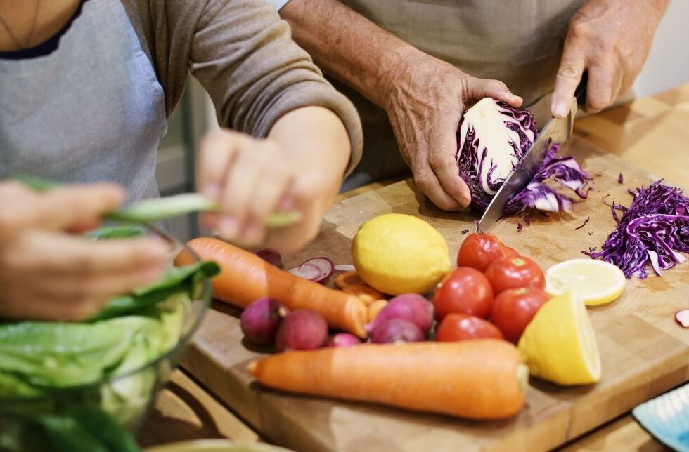 Paar kocht gemeinsam gesunde Mahlzeit