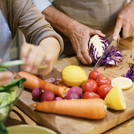 Paar kocht gemeinsam gesunde Mahlzeit