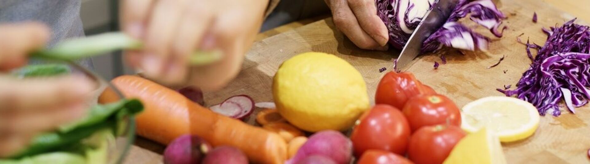 Paar kocht gemeinsam gesunde Mahlzeit