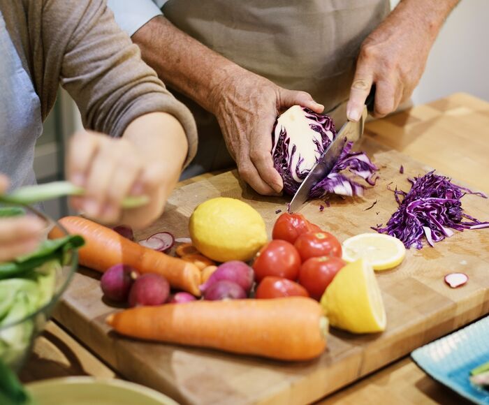 Paar kocht gemeinsam gesunde Mahlzeit