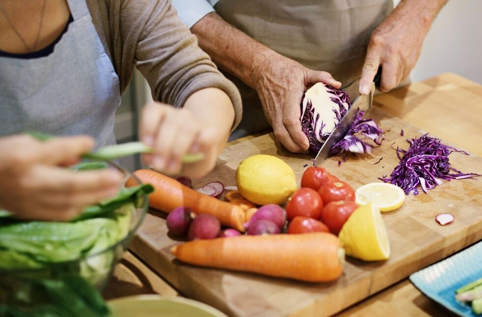 Paar kocht gemeinsam gesunde Mahlzeit