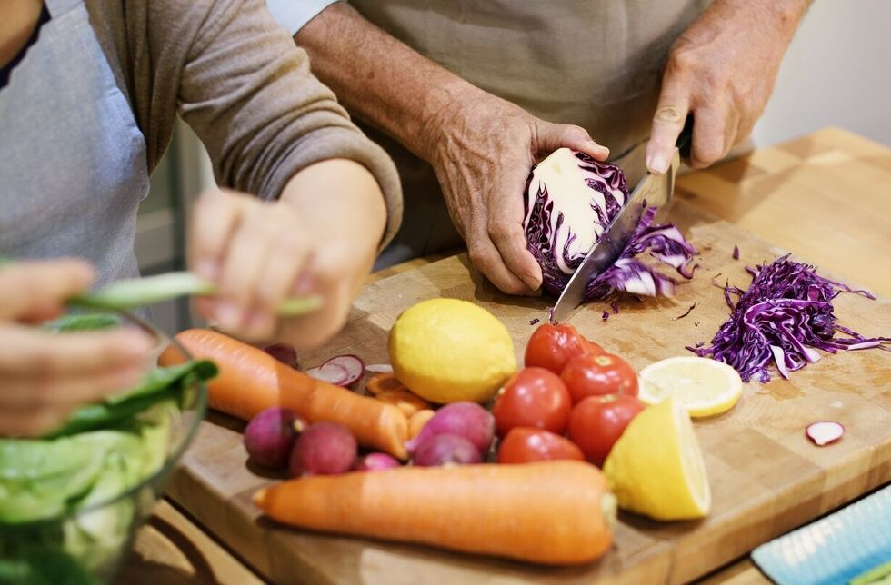 Paar kocht gemeinsam gesunde Mahlzeit