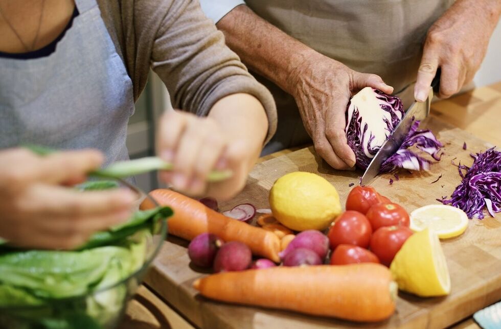 Paar kocht gemeinsam gesunde Mahlzeit