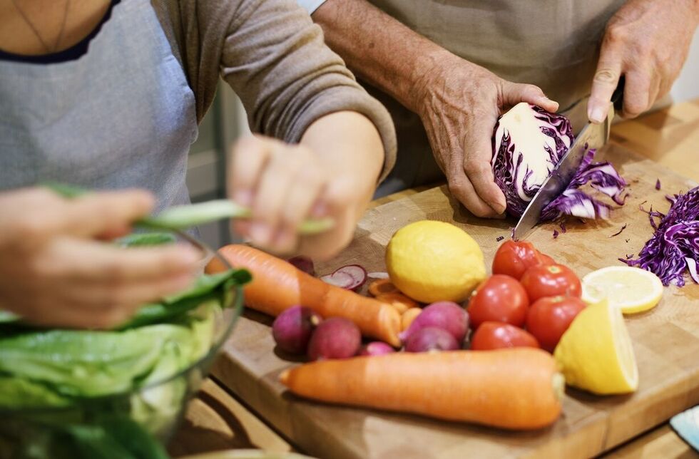 Paar kocht gemeinsam gesunde Mahlzeit