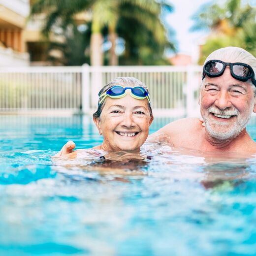 Seniorenpaar beim schwimmen