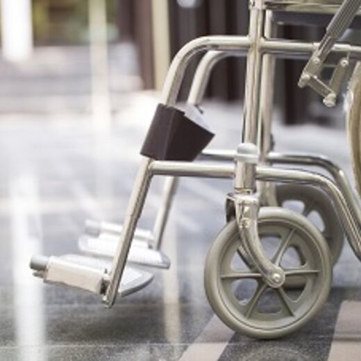 Die Reifen und Halterungen eines Rollstuhls