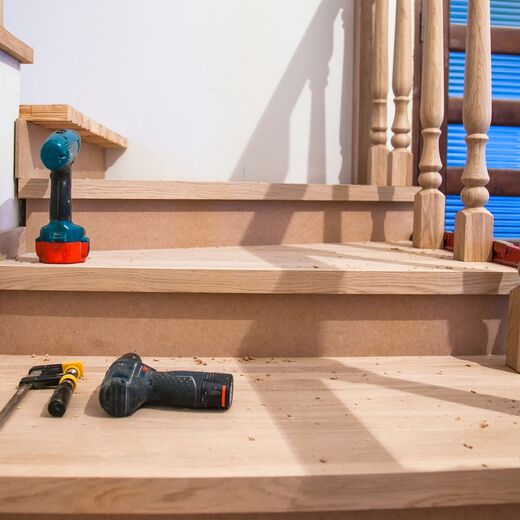 Treppenlift-Montage: Werkzeug für den Einbau des Lifts liegt auf der Treppe