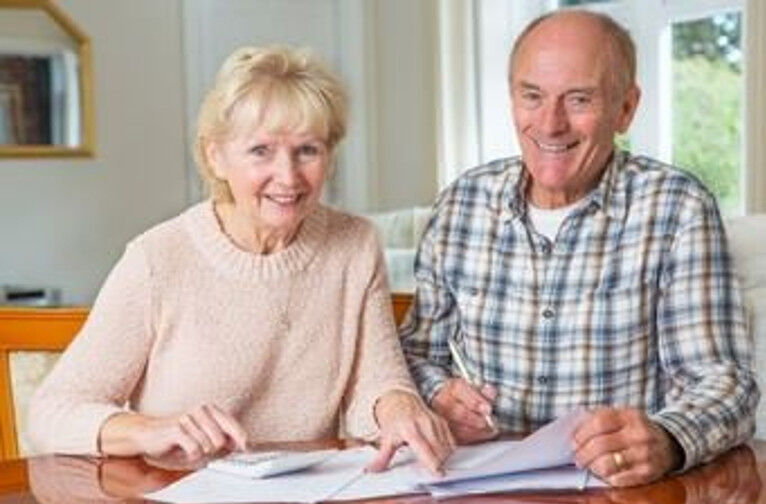 Älteres Ehepaar mit Vorsorge Dokumenten