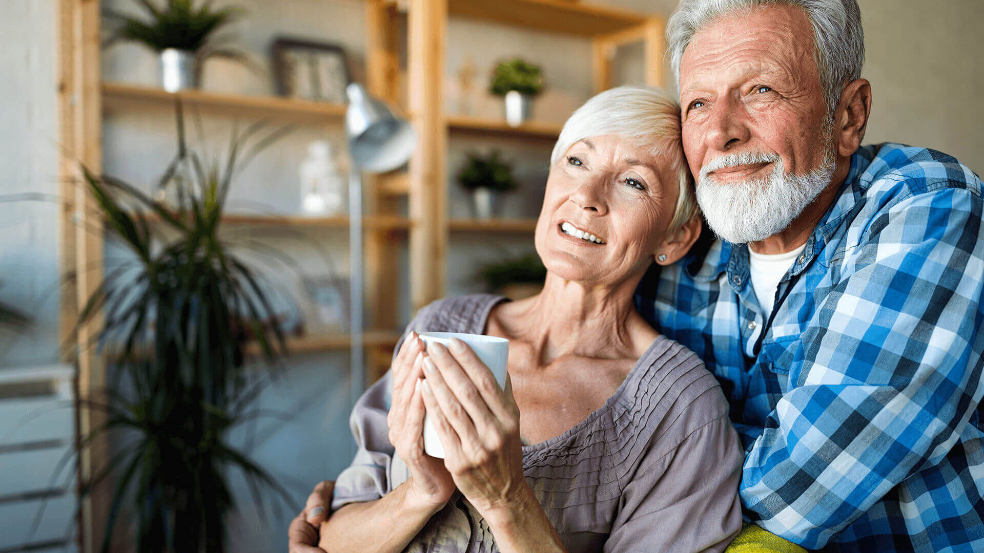 Glückliches Ehepaar lehnt sich entspannt zurück