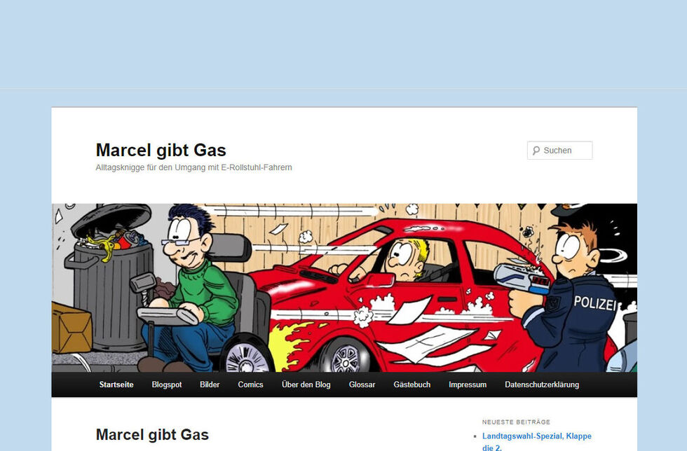 Cartoon wie ein Rollstuhlfahrer am Auto vorbei fährt