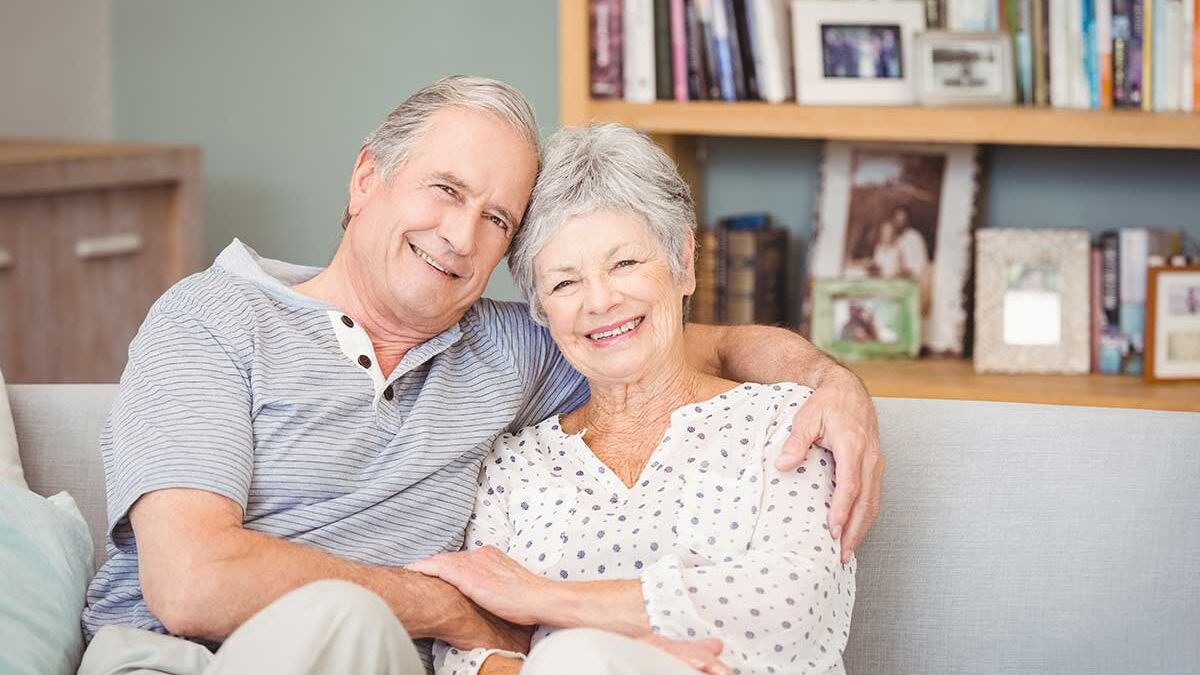 Leben im Alter: Glückliches Seniorenpaar