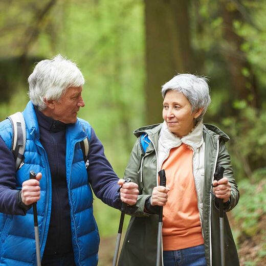 Mann und Frau beim Nordic Walking 