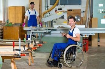 Behindertengerechter Arbeitsplatz in der Industrie