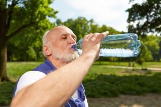 Viel trinken im Alter