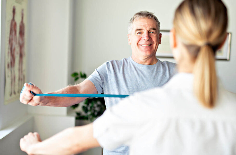 Senior trainiert mit Physiotherapeutin. © pololia - stock.adobe.com 