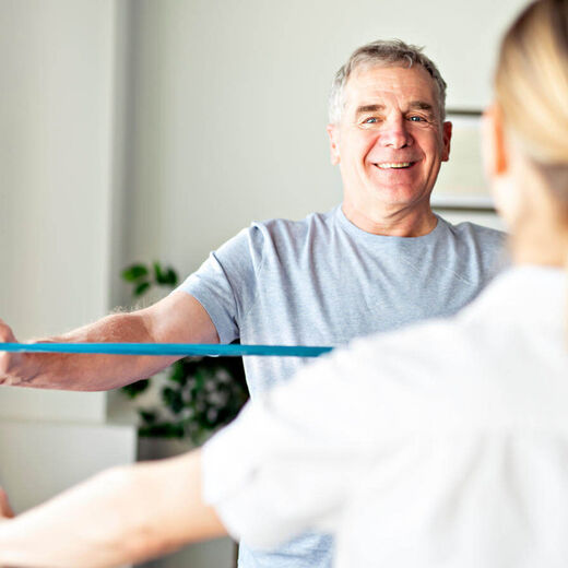 Senior trainiert mit Physiotherapeutin. © pololia - stock.adobe.com