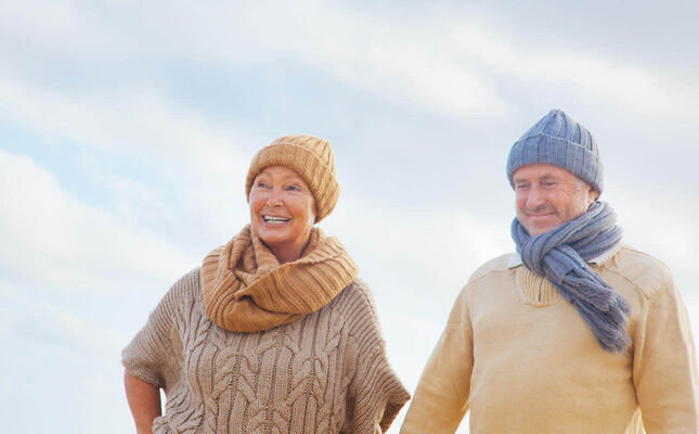 Ein älteres Paar genießt einen Spaziergang an einem sonnigen Herbsttag. © detailblick-foto - stock.adobe.com
