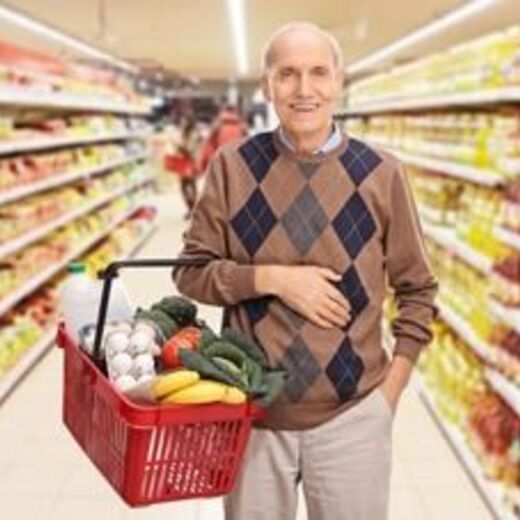 Senior im Supermarkt
