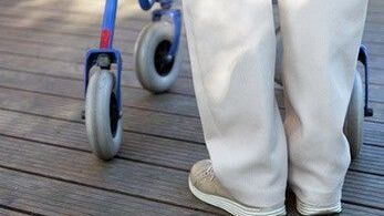 Wohnen im Alter: Eine Person unterwegs mit dem Rollator